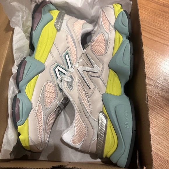 UNISEX New Balance pinkish/beige and Green Sneakers - Picture 1 of 11